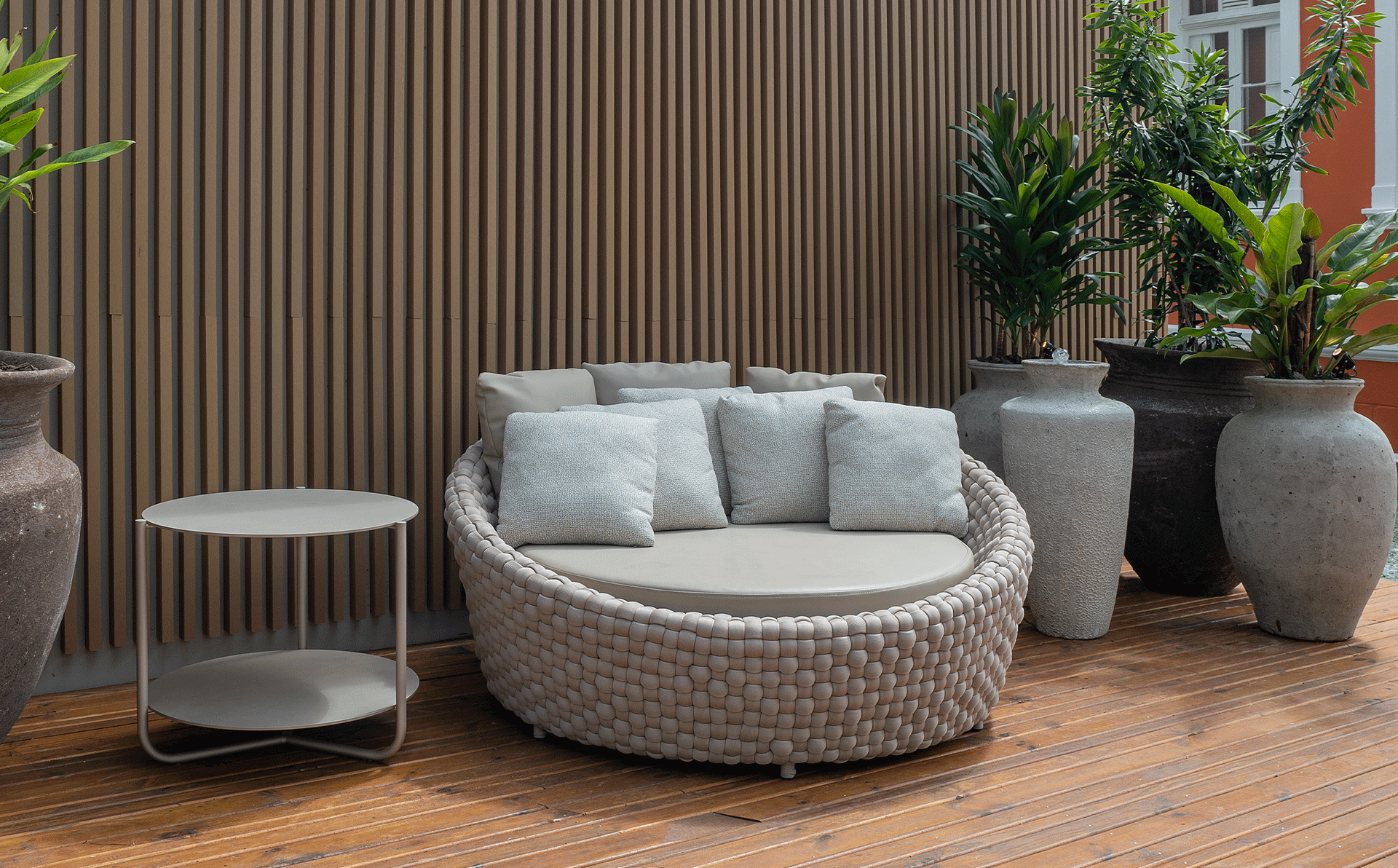 Product image in setting 2