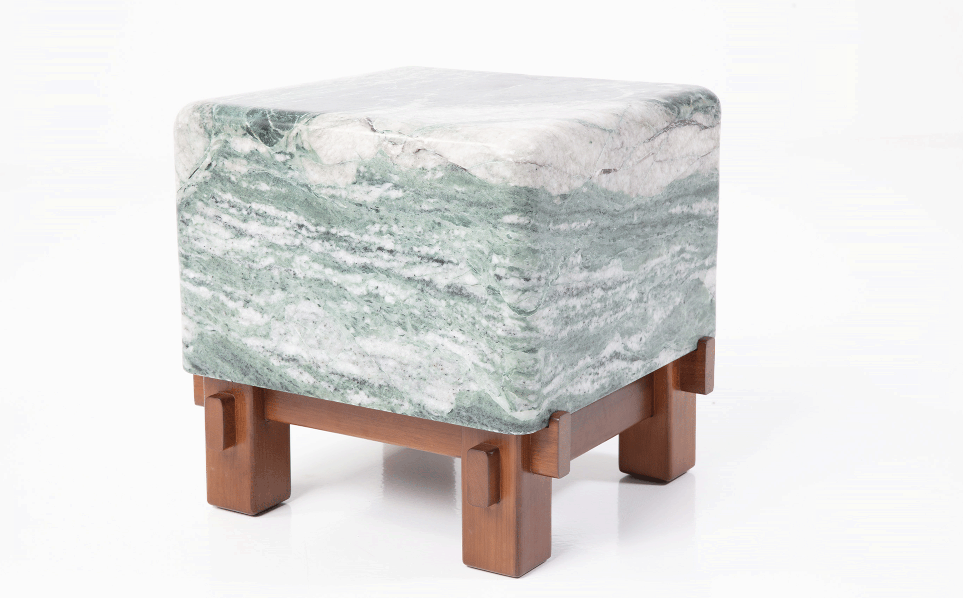 Product image in setting 14
